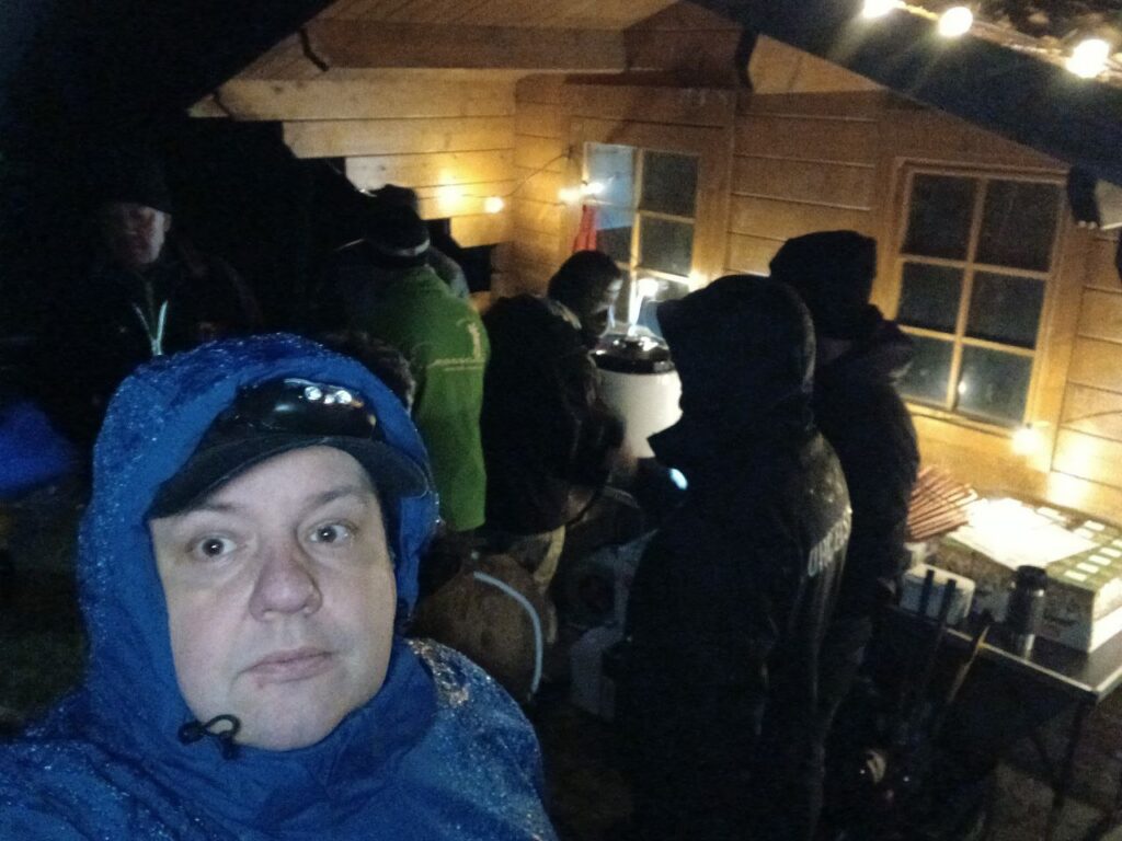 Blick auf den Getr&auml;nketisch beim Nachtgolf und den Spielern, die sich um den Gl&uuml;hweintopf schaaren