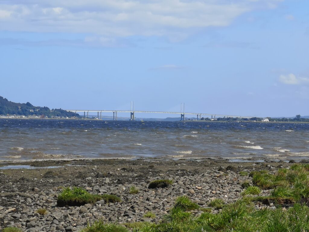Blick auf den Moray Firth bei Bunchrew in Richtung Osten udn Nordsee. von hier aus sieht man noch die Kessock Bridge und viele Wellen auf dem Firth