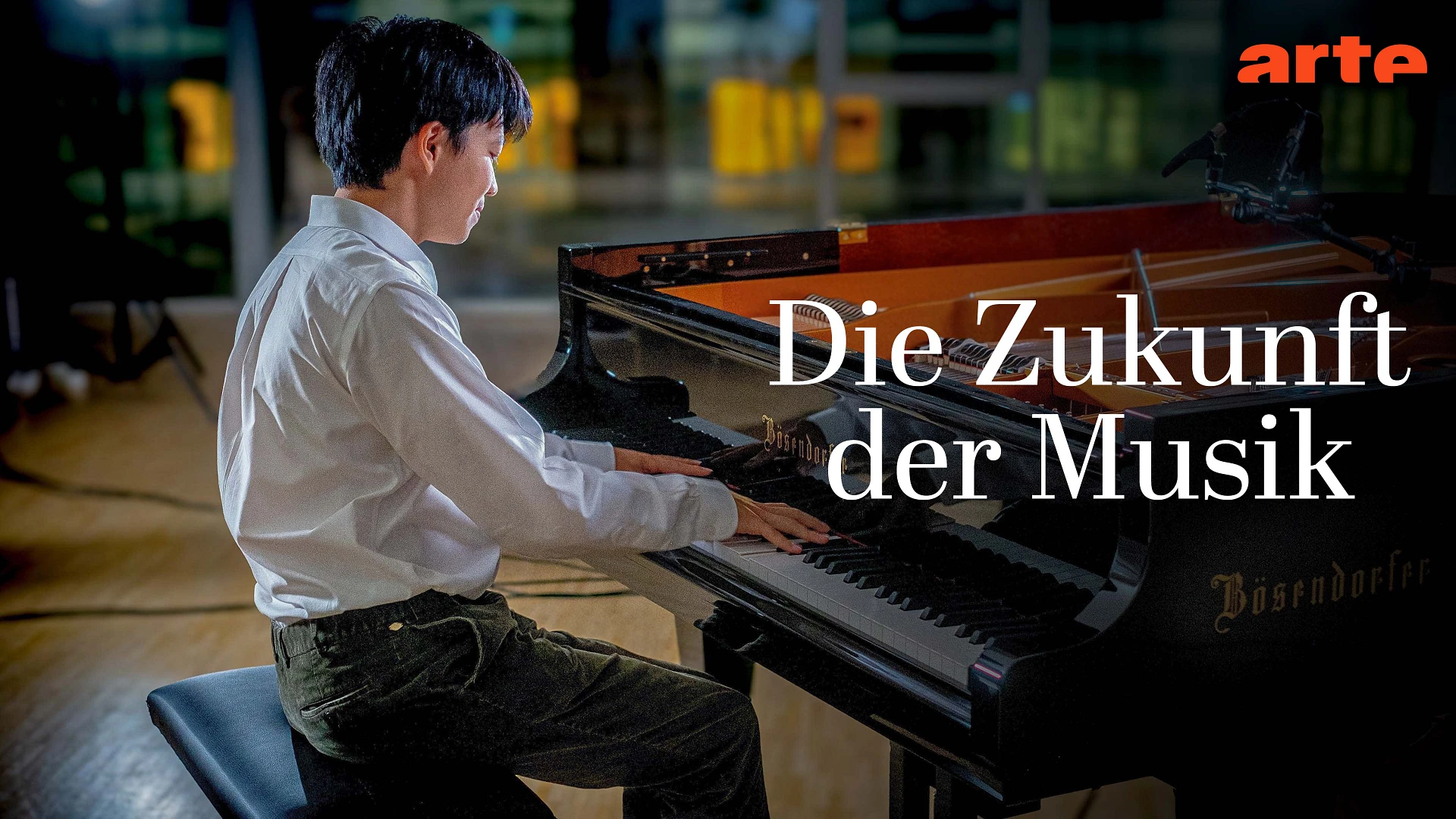 Kit Armstrong sitzt an einem Flügel und spielt