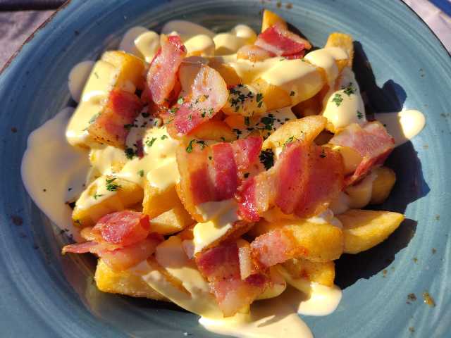 Pommes mit Sauce Hollandaise und Schinken. lecker 